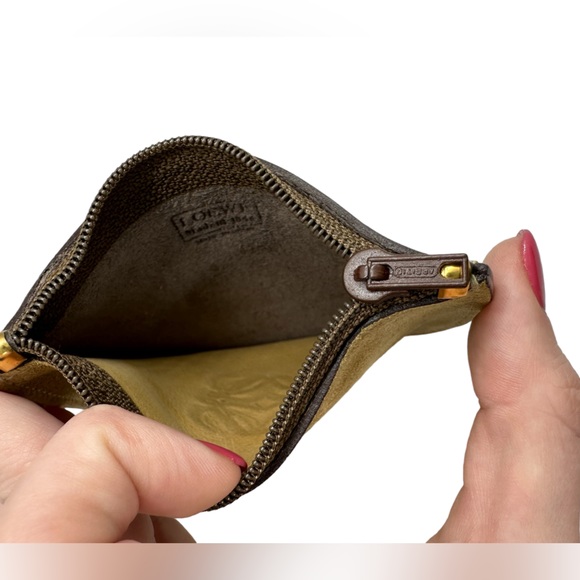 LOEWE LIKE NEW DEADSTOCK SUEDE & LEATHER CARD/COIN POUCH W/ ORIGINAL COA CARD - Picture 4 of 9